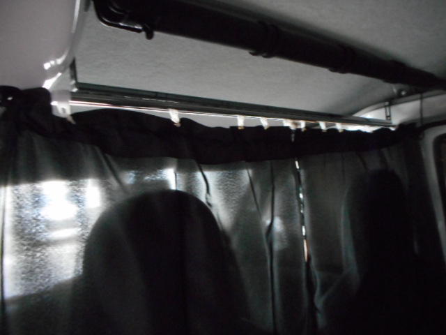 画像: 運転室後ろのカーテン付けました